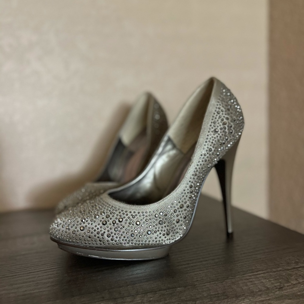 Andrea Fenzi Golden gray heels. Size 9